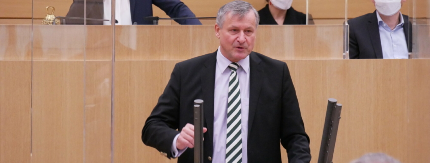 Fraktionsvorsitzender Dr. Rülke am Rednerpult des Landtags